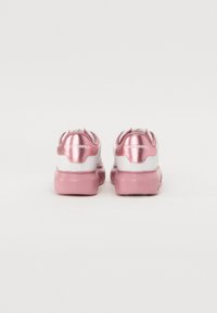 Roze sneakers met metallic accenten, witte leren body, afgerond ontwerp en dikke zool. Bevat logo op de hiel en een textuur op de tong.