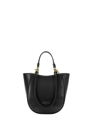 Sac à main en cuir noir avec doubles poignées et quincaillerie dorée, avec une étiquette de marque rectangulaire au centre devant.