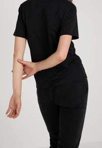 McQ Alexander McQueen Triko s potiskem - black
