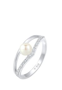 Zilveren ring met een gladde witte parel en een rij kleine heldere stenen aan één zijde, met een slank, gedraaid ontwerp.