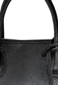 Zwarte handtas met een textuur van kleine steentjes, voorzien van korte, stevige handvatten en een eenvoudig ontwerp. Geen zichtbare hardware of versieringen.