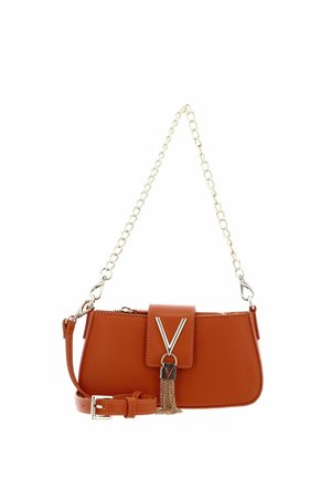 Petit sac à main en cuir marron avec une bandoulière chaîne dorée, un emblème doré en forme de "V" et une bandoulière en cuir détachable et réglable sur fond blanc.