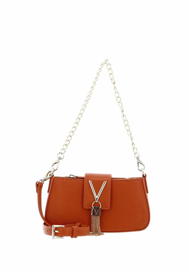 Petit sac à main en cuir marron avec une bandoulière chaîne dorée, un emblème doré en forme de "V" et une bandoulière en cuir détachable et réglable sur fond blanc.