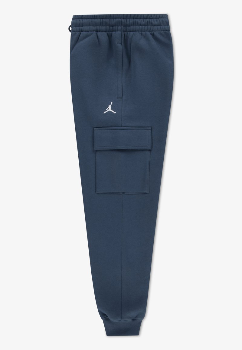 Σκούρο μπλε παντελόνι jogging κατασκευασμένο από μαλακό ύφασμα, με ελαστική μέση, σκουλαρίκια στους αστραγάλους και μεγάλη τσέπη με καπάκι στο πλάι. Λευκή λεπτομέρεια με λογότυπο.
