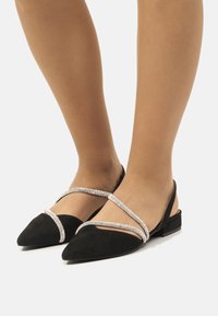 Maria Mare Bailarinas con tira trasera - black