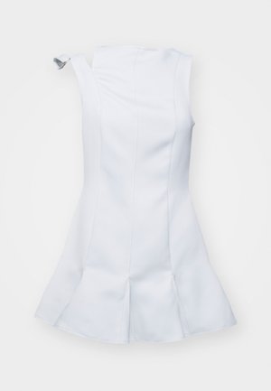 Vestido blanco sin mangas con un dobladillo acampanado, textura suave y un detalle en los hombros único. El diseño incluye costuras decorativas para dar estructura.