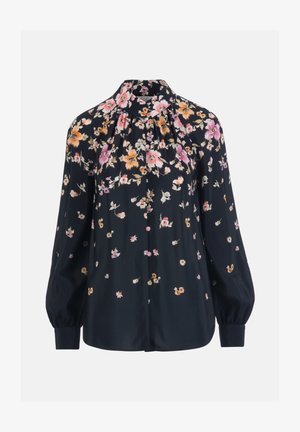 Zwarte blouse met lange mouwen en hoge hals, met een meerkleurige roze en oranje bloemenprint, knopen aan de voorkant en geplooide stof bij de schouders.