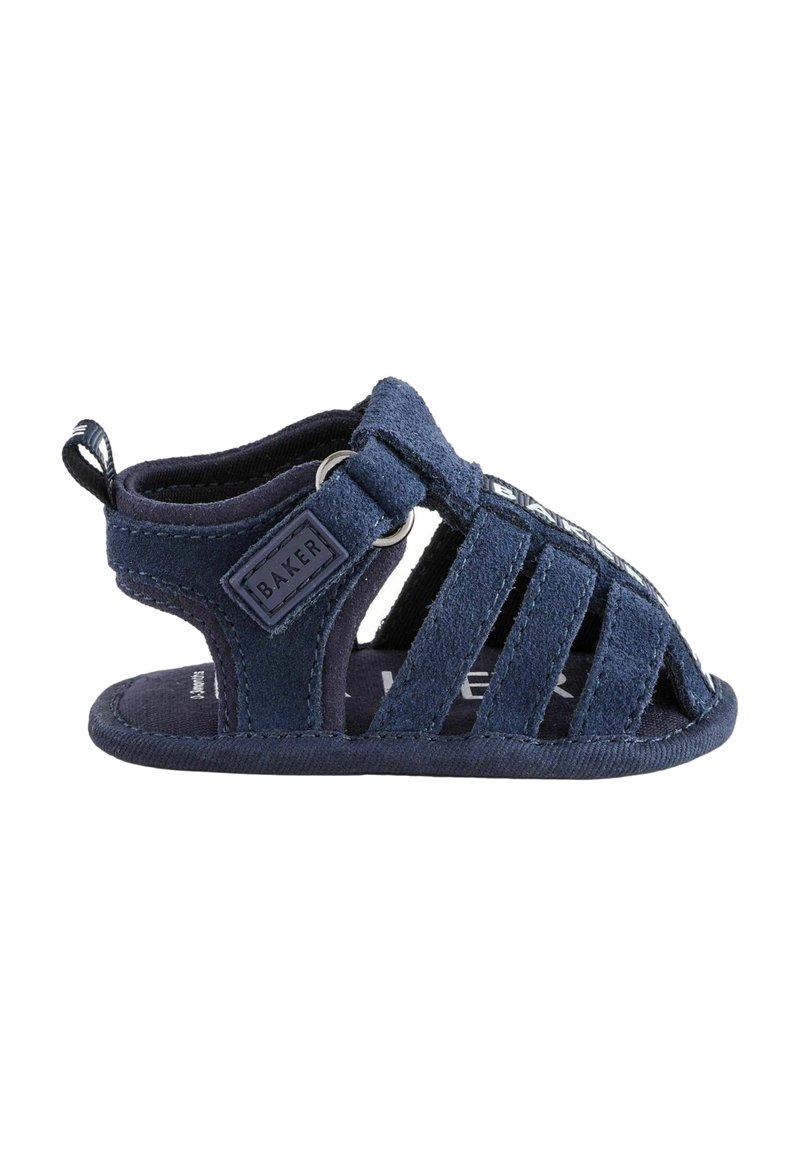 Sandale bébé en tissu doux bleu marine avec plusieurs brides, une fermeture Velcro étiquetée "BAKER," et un design à bout ouvert.