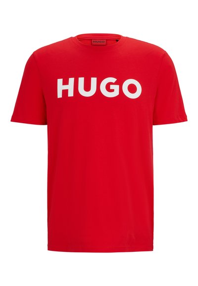 Червена памучна тениска с bold бяло лого "HUGO" на гърдите. Къси ръкави и стандартно кръгло деколте. Гладка текстура.