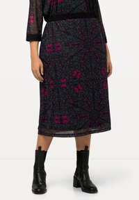 Schwingender schwarzer Midirock aus transparenter Stoff mit floralem Muster in Rosa- und Türkistönen, mit einem elastischen Bund und geradem Schnitt.