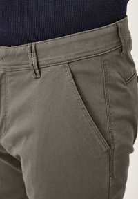 Graue Hosen aus einem glatten Baumwoll-Mischgewebe, mit geradem Schnitt, schrägen vorderen Taschen und einem Reißverschlussverschluss an der Taille.