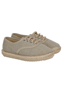 Espadrilles de un tono claro, hechas de tela con una superficie texturizada. Cuentan con suelas de yute, ojales plateados y cordones beiges. Diseño de punta redondeada.