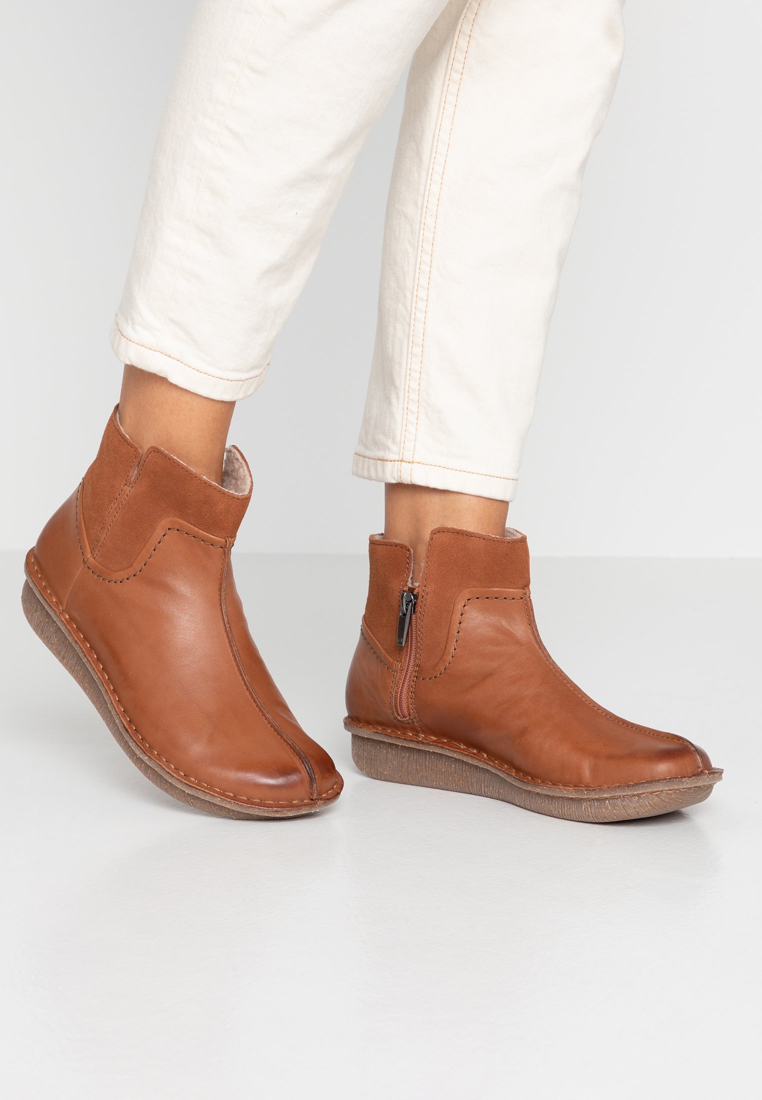 clarks funny mid boots