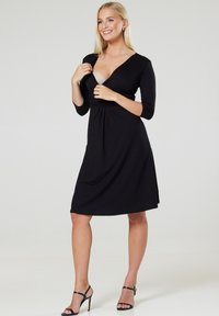 Chelsea Clark FLARED MATERNITY 3/4 SLEEVES - Sukienka z dżerseju