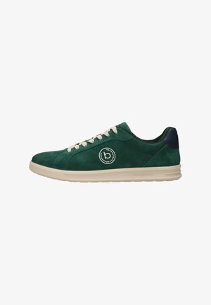 Grüne Wildleder-Sneaker mit einer cremefarbenen Gummisohle, cremefarbenen Schnürsenkeln und einem logoverzierten Detail an der Seite. Die Ferse ist mit einem marineblauen Akzent versehen.