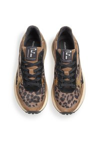 Zapatillas de leopardo con ante marrón y negro, detalles en dorado y cordones negros. Presenta una suela acolchada y un logotipo en la lengüeta.