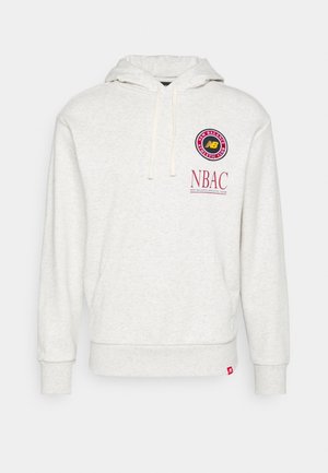 Sudadera con capucha de color gris claro con bolsillo frontal, capucha con cordón, logo del New Balance Athletic Club en rojo y amarillo, y texto NBAC en el pecho.