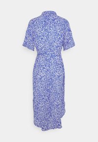 Abito blu con stampa floreale, maniche corte, colletto e cintura in vita, realizzato in tessuto leggero con un design fluido.