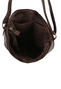Borsa a tracolla in pelle marrone con un ampio interno, chiusura con zip, numerose tasche e una finitura testurizzata.
