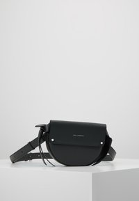 Zwarte leren crossbodytas met een afgerond ontwerp, voorzien van een klep sluiting, zilverkleurige hardware accenten en een verstelbare riem.