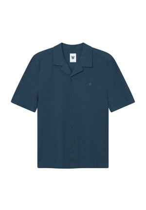 Siva kratkih rukava, tamnoplava košulja na dugme od laganog materijala. Ima ravni ovratnik, jedan logotip na prsima i ravni kroj.