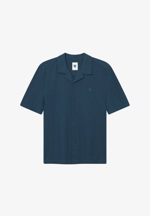 Kortärmad, mörkblå skjorta med knappar gjord av lättviktig tyg. Har en platt krage, en enda bröstlogga och en rak skärning.