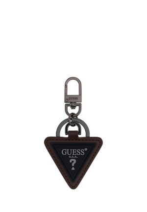 Dreieckiger braun-schwarzer Guess-Schlüsselanhänger mit Metallclip und Guess-Logo sowie Fragezeichen in Weiß auf schwarzem Zentrum.