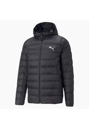 Schwarze gepolsterte Jacke mit Kapuze, ausgestattet mit einem Frontreißverschluss, horizontal gestepptem Design und einem reflektierenden Logo auf der linken Brust.