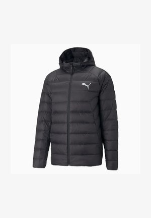 Mustast polsterdatud jope kapuutsiga, millel on ees lukk, horisontaalne tikand ja peegelduv logo vasakul rinnal.