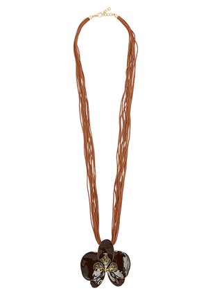 Długi brązowy naszyjnik z wieloma nitkami, z dużym błyszczącym ciemnobrązowym wisiorkiem w kształcie kwiatu z subtelnymi żółtymi i zielonymi detalami.