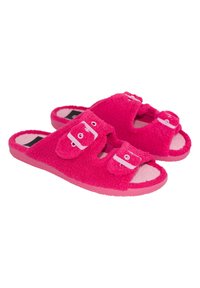 Zapatillas abiertas de punta en color rosa brillante con dos tiras ajustables con hebilla y tela suave y texturizada en una suela plana.