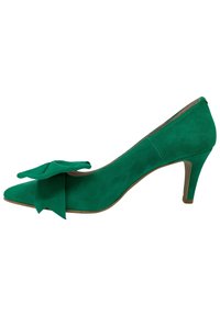 Zapato de tacón alto de ante verde con punta afilada y un gran lazo en la parte delantera. La altura del tacón es moderada y la suela es lisa.