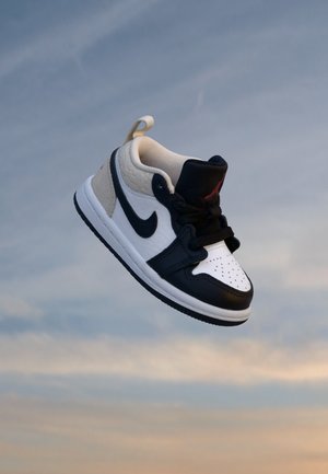 Jordan, JORDAN 1  - Маратонки - black/team red-white-lt orewood brn-legend lt brown