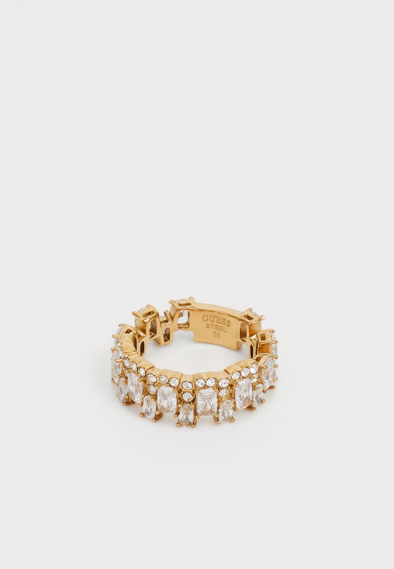 Gouden ring met een rij heldere kristallen in verschillende vormen. Gemaakt van staal, met gegraveerde merkinformatie aan de binnenband.