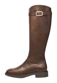 Stivale al ginocchio in pelle marrone con una superficie liscia, punta arrotondata e accentuato da una fibbia dorata sulla caviglia. Suola piatta in gomma resistente.