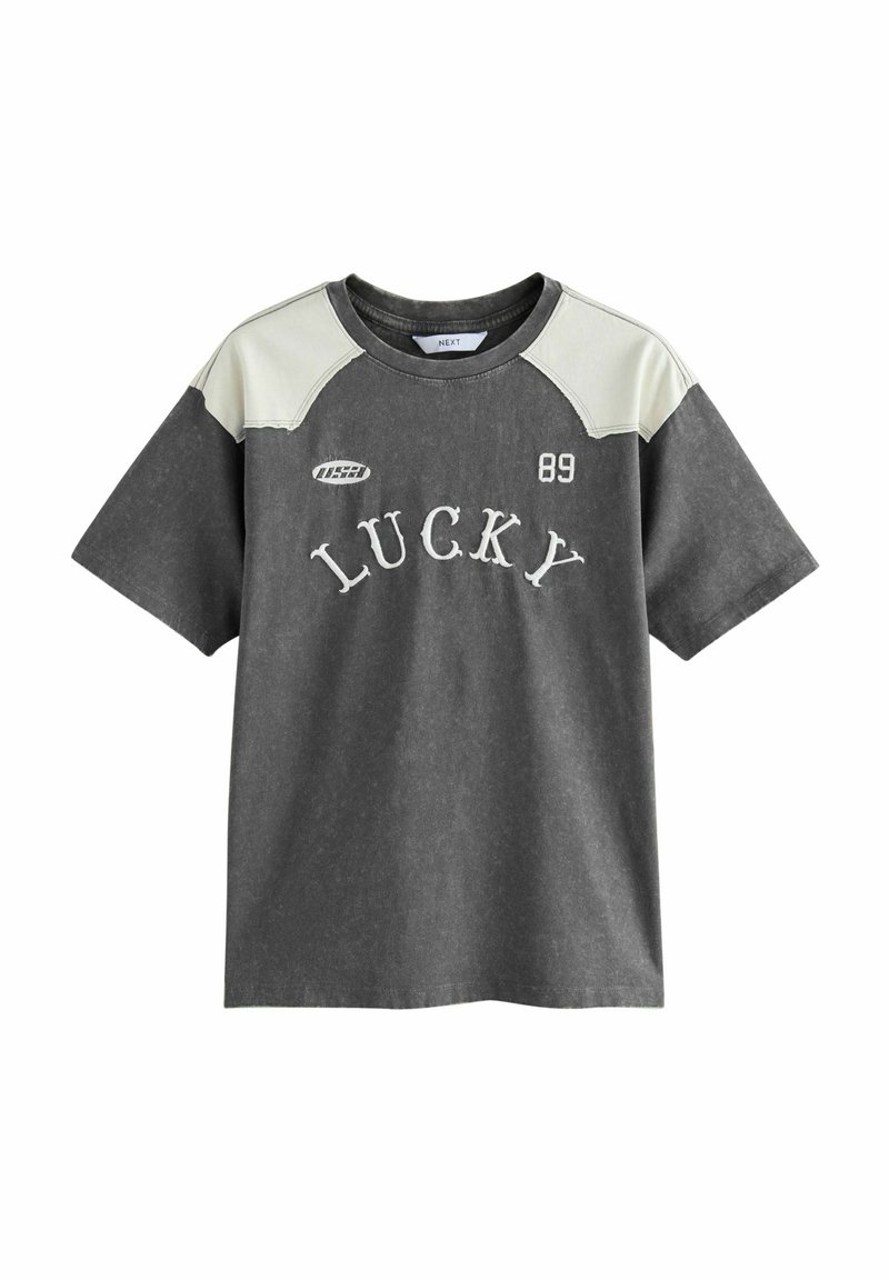 Mörkgrå t-shirt i bomull med ljusgrå axelpaneler, "LUCKY" tryckt i vitt och siffran "89" på framsidan. Korta ärmar, rundad halsringning.