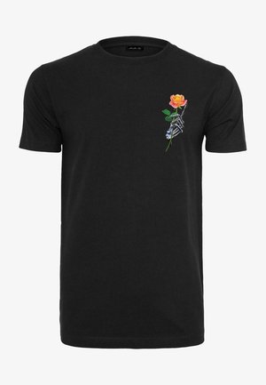 Černé bavlněné tričko s grafikou kosterní ruky, která drží růžovou růži se zelenými listy, umístěnou na levé části hrudi.