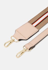 Cinghia regolabile con un design intrecciato beige e marrone. Presenta accessori in tono oro e accenti a righe di rosso, bianco e nero.