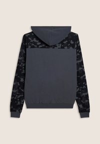 Felpa con cappuccio caratterizzata da un corpo grigio con maniche a stampa mimetica nera e dettagli a costine sul cappuccio e sui polsini.