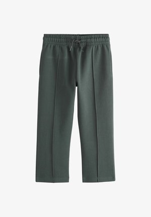 Tamsiai žalios spalvos kelnės su raišteliu, elastinga juosmens juosta ir priekinėmis kelnės klostėmis, trumpintu ilgiu bei šoninėmis kišenėmis, pateiktos ant balto fono.