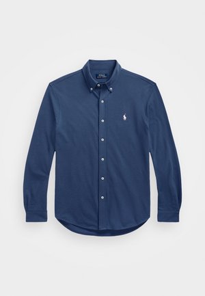 Granatowa koszula z długim rękawem na guziki, z kołnierzykiem i małym białym logo Polo Ralph Lauren na lewej piersi.