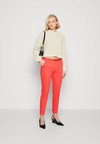 b.young DAYS CIGARET PANTS - Chino hlače - cayenne