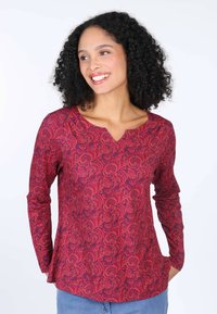 Rotes, blumenmusteriertes Langarmoberteil mit V-Ausschnitt, aus weichem Stoff, mit filigranen Blätterdesigns in helleren Farbtönen.