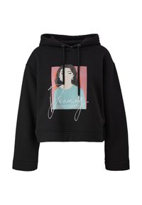 Zwarte cropped hoodie met een vooraanstaande grafische afbeelding van een vrouw met lang haar. Het ontwerp bevat witte tekst en een kleurrijke achtergrond.
