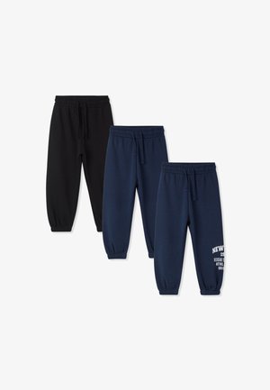 Trzy pary spodni dresowych: jedna czarna, dwie granatowe. Rękawy ściągane, elastyczne pasy w talii, a jedna z nich ma białe napisy i grafiki na nodze.