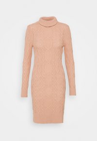 Robe en tricot rose pâle avec col haut, manches longues, motifs texturés, poignets et ourlet côtelés. Silhouette ajustée, longueur au genou.