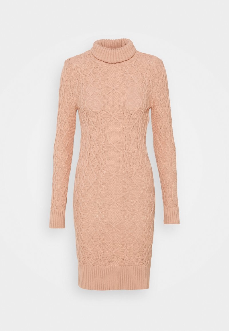 Robe en tricot rose pâle avec col haut, manches longues, motifs texturés, poignets et ourlet côtelés. Silhouette ajustée, longueur au genou.