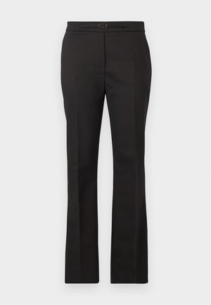 Pantalones negros a medida con piernas rectas, cintura con pequeño cinturón y hebilla, exhibidos sobre un fondo claro y liso.