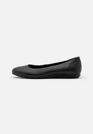 Sort læder ballerina til kvinder med rundet tå og lav, flad sål vist i profil på hvid baggrund.
