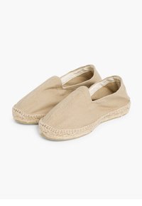 Beige espadrilles gemaakt van visgraatstof, met een touwzool en een slip-on ontwerp. Gladde textuur met een minimalistische uitstraling.